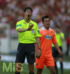 Fussball 1.Bundesliga 2006/07:  34. Spieltag,  VfB Stuttgart - FC Energie Cottbus  19.05.2007,  Schiedsrichter Wolfgang STARK (Landshut) wehrt ab.