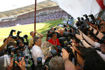 Fussball 1.Bundesliga 2006/07:  34. Spieltag,  VfB Stuttgart - FC Energie Cottbus  19.05.2007,  Trainer Armin VEH (Stuttgart) mit der Meisterschale, wird von den Fotografen umlagert.