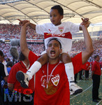 Fussball 1.Bundesliga 2006/07:  34. Spieltag,  VfB Stuttgart - FC Energie Cottbus  19.05.2007, Antonio DA SILVA (Stuttgart) feiert mit seinem Sohn auf der Schulter. 