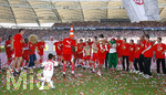 Fussball 1.Bundesliga 2006/07:  34. Spieltag,  VfB Stuttgart - FC Energie Cottbus  19.05.2007,  Die Stuttgarter Spieler führen ein Freudentänzchen auf.