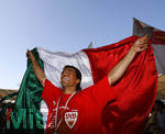 Fussball 1.Bundesliga 2006/07:  34. Spieltag,  VfB Stuttgart - FC Energie Cottbus  19.05.2007,  Pavel PARDO (li, Stuttgart) tanzt mit der mexikanische Fahne in der Hand.  