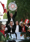 Fussball 1.Bundesliga 2006/07:  34. Spieltag,  VfB Stuttgart - FC Energie Cottbus  19.05.2007,  von links: Ludovic MAGNIN, Heiko GERBER, Marco STRELLER und Torwart Timo HILDEBRAND feiern ausgelassen beim Autokorso mit den Fans. 