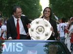 Fussball 1.Bundesliga 2006/07:  34. Spieltag,  VfB Stuttgart - FC Energie Cottbus  19.05.2007,  Präsitend Erwin STAUDT (li) und Fernando MEIRA (re, beide Stuttgart) feiern  beim Autokorso mit den Fans.   