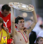 Fussball 1.Bundesliga 2006/07:  34. Spieltag,  VfB Stuttgart - FC Energie Cottbus  19.05.2007,  Roberto HILBERT (re, Stuttgart) stemmt die Meisterschale in die Höhe.