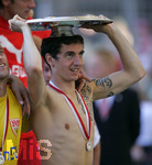 Fussball 1.Bundesliga 2006/07:  34. Spieltag,  VfB Stuttgart - FC Energie Cottbus  19.05.2007,  Roberto HILBERT (re, Stuttgart) stetzt sich die Meisterschale auf den Kopf.