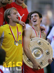 Fussball 1.Bundesliga 2006/07:  34. Spieltag,  VfB Stuttgart - FC Energie Cottbus  19.05.2007,  Roberto HILBERT (re, Stuttgart) und Torwart Timo HILDEBRAND (li, beide Stuttgart) feiern mit der Meisterschale.   