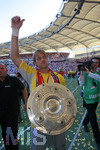 Fussball 1.Bundesliga 2006/07:  34. Spieltag,  VfB Stuttgart - FC Energie Cottbus  19.05.2007,  Torwart Timo HILDEBRAND (rechts, beide Stuttgart) feiert mit der Meisterschale.  