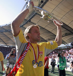 Fussball 1.Bundesliga 2006/07:  34. Spieltag,  VfB Stuttgart - FC Energie Cottbus  19.05.2007,  Torwart Timo HILDEBRAND (rechts,  Stuttgart) stemmt die Meisterschale in die Höhe.  