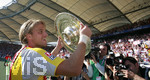 Fussball 1.Bundesliga 2006/07:  34. Spieltag,  VfB Stuttgart - FC Energie Cottbus  19.05.2007,  Torwart Timo HILDEBRAND (rechts, Stuttgart) stemmt die Meisterschale in die Höhe.  