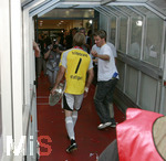 Fussball 1.Bundesliga 2006/07:  34. Spieltag,  VfB Stuttgart - FC Energie Cottbus  19.05.2007,  Torwart Timo HILDEBRAND (links, Stuttgart) verläßt mit Meisterschale das Stadion.