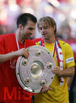 Fussball 1.Bundesliga 2006/07:  34. Spieltag,  VfB Stuttgart - FC Energie Cottbus  19.05.2007,  Markus BABBEL (links, Stuttgart) und Torwart Timo HILDEBRAND (rechts, beide Stuttgart) feiern mit der Meisterschale.   