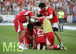 Fussball 1.Bundesliga 2006/07:  34. Spieltag,  VfB Stuttgart - FC Energie Cottbus  19.05.2007,  Die Stuttgarter Spieler werfen sich nach dem Spiel vor Freude auf einen Haufen.