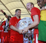 Fussball 1.Bundesliga 2006/07:  34. Spieltag,  VfB Stuttgart - FC Energie Cottbus  19.05.2007, Ludovic MAGNIN (2. von rechts) und Thomas HITZLSPERGER (li, beide Stuttgart) freuen sich mit der Meisterschale.   