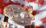 Fussball 1.Bundesliga 2006/07:  34. Spieltag,  VfB Stuttgart - FC Energie Cottbus  19.05.2007,  Detailbild: Im Konfettiregen, viele Stuttgarter Spieler Hände greifen nach der Schale.  