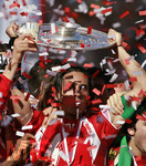 Fussball 1.Bundesliga 2006/07:  34. Spieltag,  VfB Stuttgart - FC Energie Cottbus  19.05.2007, Meisterschaftsfeier der  Stuttgarter Spieler.  Fernando MEIRA (vorne, Stuttgart) reißt die Meisterschale in die Höhe.   