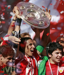 Fussball 1.Bundesliga 2006/07:  34. Spieltag,  VfB Stuttgart - FC Energie Cottbus  19.05.2007, Meisterschaftsfeier der  Stuttgarter Spieler.  Fernando MEIRA (links, Stuttgart) reißt die Meisterschale in die Höhe.     