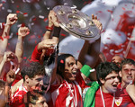 Fussball 1.Bundesliga 2006/07:  34. Spieltag,  VfB Stuttgart - FC Energie Cottbus  19.05.2007, Meisterschaftsfeier der  Stuttgarter Spieler.  Fernando MEIRA (mitte, Stuttgart) reißt die Meisterschale in die Höhe.   