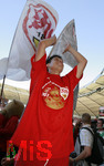 Fussball 1.Bundesliga 2006/07:  34. Spieltag,  VfB Stuttgart - FC Energie Cottbus  19.05.2007,  Ricardo OSORIO (li, Stuttgart) läßt sich von den Fans feiern. 