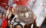 Fussball 1.Bundesliga 2006/07:  34. Spieltag,  VfB Stuttgart - FC Energie Cottbus  19.05.2007,  Detailbild: Im Konfettiregen, viele Stuttgarter Spieler Hände greifen nach der Schale.  