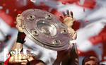 Fussball 1.Bundesliga 2006/07:  34. Spieltag,  VfB Stuttgart - FC Energie Cottbus  19.05.2007,  Detailbild: Im Konfettiregen, viele Stuttgarter Spieler Hände greifen nach der Schale.  