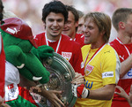 Fussball 1.Bundesliga 2006/07:  34. Spieltag,  VfB Stuttgart - FC Energie Cottbus  19.05.2007, Meisterschaftsfeier der  Stuttgarter Spieler.  Serdar TASCI (links, Stuttgart) und Torwart Timo HILDEBRAND (re) feiern mit der Meisterschale.     