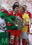 Fussball 1.Bundesliga 2006/07:  34. Spieltag,  VfB Stuttgart - FC Energie Cottbus  19.05.2007, Meisterschaftsfeier der  Stuttgarter Spieler.  Serdar TASCI (mitte), Torwart Timo HILDEBRAND (re) und das Stuttgarter Maskottchen FRITZLE (li, alle drei Stuttgart) feiern mit der Meisterschale.     