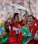 Fussball 1.Bundesliga 2006/07:  34. Spieltag,  VfB Stuttgart - FC Energie Cottbus  19.05.2007,  Serdar TASCI (Stuttgart) stemmt die Meisterschale in die Höhe. 