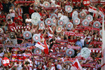 Fussball 1.Bundesliga 2006/07:  34. Spieltag,  VfB Stuttgart - FC Energie Cottbus  19.05.2007, Die Stuttgarter Fans feiern und singen.   
