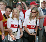 Fussball 1.Bundesliga 2006/07:  34. Spieltag,  VfB Stuttgart - FC Energie Cottbus  19.05.2007,  Hübsche Stuttgarter Anhänger warten auf den Autokorso.