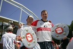 Fussball 1.Bundesliga 2006/07:  34. Spieltag,  VfB Stuttgart - FC Energie Cottbus  19.05.2007,  Stuttgarter Anhänger feiern mit einer Attrape der Meisterschale vor dem Gottlieb-Daimler-Stadion.