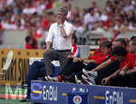 Fussball 1.Bundesliga 2006/07:  34. Spieltag,  VfB Stuttgart - FC Energie Cottbus  19.05.2007,  Trainer Armin VEH (li, Stuttgart) ist zwischenzeitlich sehr skeptisch.