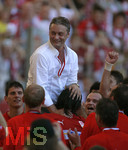 Fussball 1.Bundesliga 2006/07:  34. Spieltag,  VfB Stuttgart - FC Energie Cottbus  19.05.2007,  Trainer Armin VEH (Stuttgart) wird von seinen Spielern Huckepack genommen.