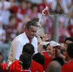 Fussball 1.Bundesliga 2006/07:  34. Spieltag,  VfB Stuttgart - FC Energie Cottbus  19.05.2007,  Trainer Armin VEH (Stuttgart) wird von seinen Spielern Huckepack genommen.