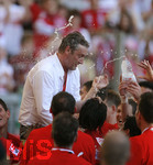 Fussball 1.Bundesliga 2006/07:  34. Spieltag,  VfB Stuttgart - FC Energie Cottbus  19.05.2007,  Trainer Armin VEH (Stuttgart) wird von seinen Spielern Huckepack genommen.