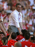Fussball 1.Bundesliga 2006/07:  34. Spieltag,  VfB Stuttgart - FC Energie Cottbus  19.05.2007,  Trainer Armin VEH (Stuttgart) wird von seinen Spielern Huckepack genommen.