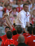Fussball 1.Bundesliga 2006/07:  34. Spieltag,  VfB Stuttgart - FC Energie Cottbus  19.05.2007,  Trainer Armin VEH (Stuttgart) wird von seinen Spielern Huckepack genommen.