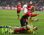 Fussball 1.Bundesliga 2006/07:  Spieltag 24, Bayer 04 Leverkusen - VfB Stuttgart, 03.03.07, Stefan KIEßLING (oben, Leverkusen) gegen Torwart Timo HILDEBRAND (unten, Stuttgart).