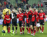 Fussball 1.Bundesliga 2006/07:  Spieltag 24, Bayer 04 Leverkusen - VfB Stuttgart, 03.03.07, Schlussjubel der Leverkusener Spieler. 