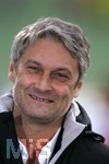 Fussball 1.Bundesliga 2006/07:  Spieltag 24, Bayer 04 Leverkusen - VfB Stuttgart, 03.03.07, Trainer Armin VEH (Stuttgart) lacht herzlich. 