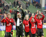Fussball 1.Bundesliga 2006/07:  Spieltag 24, Bayer 04 Leverkusen - VfB Stuttgart, 03.03.07, Die Leverkusener Spieler lassen sich von ihren Fans feiern. v.l. Simon ROLFES, Torwart Rene ADLER, Carsten RAMELOW, Gonzalo CASTRO MONTILLA und Marko BABIC.