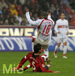 Fussball 1.Bundesliga 2006/07:  Spieltag 24, Bayer 04 Leverkusen - VfB Stuttgart, 03.03.07, CACAU (re, Stuttgart) gegen Karimi HAGGUI (unten, Leverkusen).