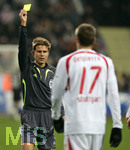 Fussball 1.Bundesliga 2006/07:  Spieltag 24, Bayer 04 Leverkusen - VfB Stuttgart, 03.03.07, Schiedsrichter Dr. Felix BRYCH (li) gibt Matthieu DELPIERRE (re, Stuttgart) die gelbe Karte.