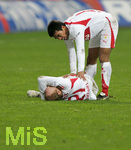 Fussball 1.Bundesliga 2006/07:  Spieltag 24, Bayer 04 Leverkusen - VfB Stuttgart, 03.03.07, Ludovic MAGNIN (li, Stuttgart) bleibt verletzt am Boden liegen. Pavel PARDO SEGURA (re, Stuttgart) hilft ihm.