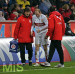 Fussball 1.Bundesliga 2006/07:  Spieltag 24, Bayer 04 Leverkusen - VfB Stuttgart, 03.03.07, Ludovic MAGNIN (mitte, Stuttgart) verläßt angeschlagen das Spielfeld.  