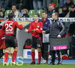 Fussball 1.Bundesliga 2006/07:  Spieltag 24, Bayer 04 Leverkusen - VfB Stuttgart, 03.03.07, Pirmin SCHWEGLER (3. von rechts) wird für Bernd SCHNEIDER (li, beide Leverkusen) eingewechselt.  