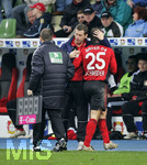 Fussball 1.Bundesliga 2006/07:  Spieltag 24, Bayer 04 Leverkusen - VfB Stuttgart, 03.03.07, Trainer Michael SKIBBE (2. von rechts, Leverkusen) bedankt sich bei Bernd SCHNEIDER (rechts, Leverkusen) für seine gute Leistung. 