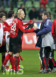 Fussball 1.Bundesliga 2006/07:  Spieltag 24, Bayer 04 Leverkusen - VfB Stuttgart, 03.03.07, Die Leverkusener Spieler freuen sich über ihnen Sieg. Trainer Michael SKIBBE (re) bedankt sich bei seinem Kapitän Carsten RAMELOW (li).     