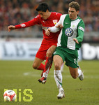 1. Bundesliga Herren, 25.Spieltag im Gottlieb-Daimler-Stadion, VfB Stuttgart - VFL Wolfsburg,  Ricardo OSORIO  (li, Stuttgart) gegen  Jonathan SANTANA (re, Wolfsburg).   