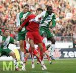 1. Bundesliga Herren, 25.Spieltag im Gottlieb-Daimler-Stadion, VfB Stuttgart - VFL Wolfsburg, Hans SAPEI (re) und Diego Fernando KLIMOWICZ (li, beide Wolfsburg) nehmen Matthieu DELPIERRE (mitte, Stuttgart) in die Zange.  