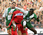 1. Bundesliga Herren, 25.Spieltag im Gottlieb-Daimler-Stadion, VfB Stuttgart - VFL Wolfsburg, Matthieu hat auf diesem Bild zwei neue Füße. Hans SAPEI (re) und Diego Fernando KLIMOWICZ (li, beide Wolfsburg) nehmen Matthieu DELPIERRE (mitte, Stuttgart) in die Zange.  
